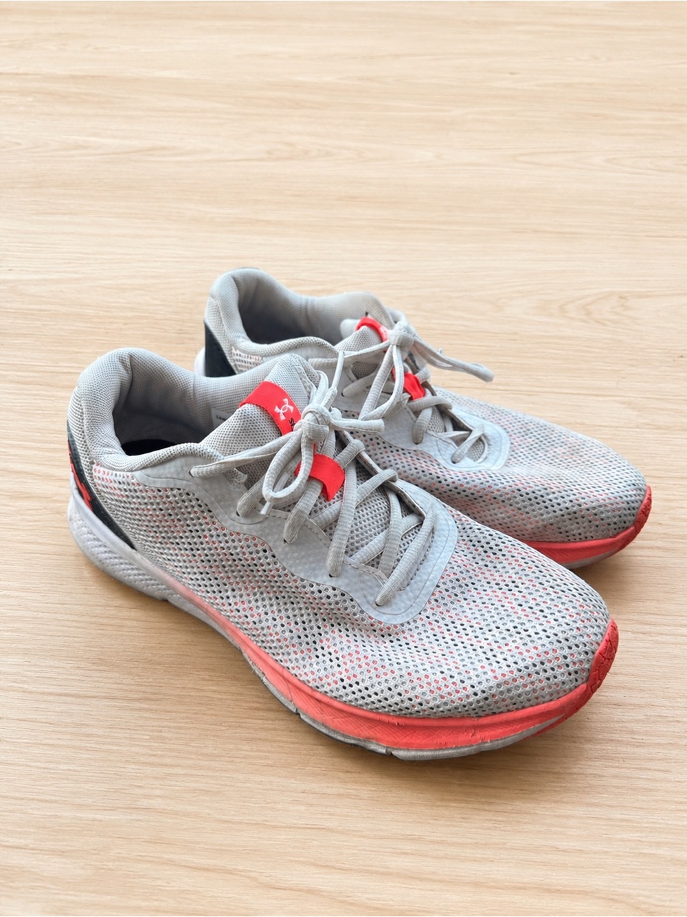 Under Armour Women’s 9.5 Gray Coral Mesh Running